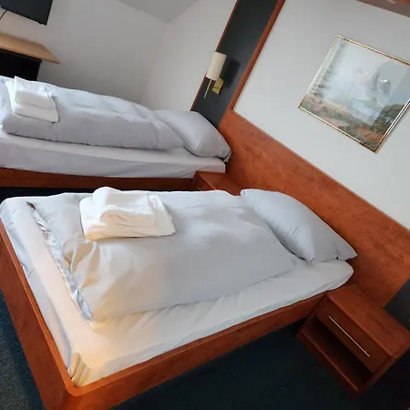 Hotel & Restaurant Heidekrug 24h Check-in, Pinneberg, Free Parking And Wifi 3*